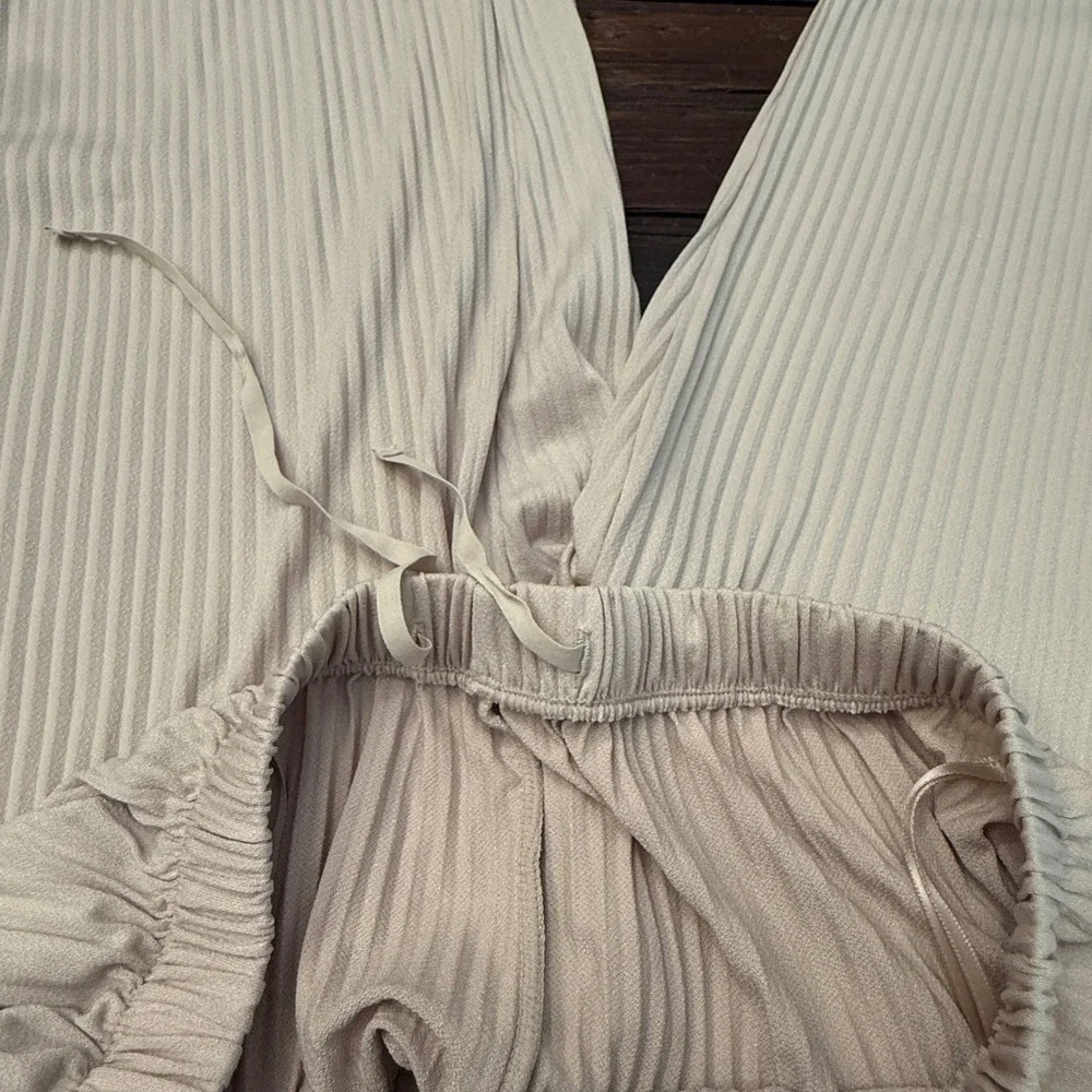 Uniqlo Beige Micro Pleated Wide Leg Pants Elastic Waist High Rise 241-456032 S